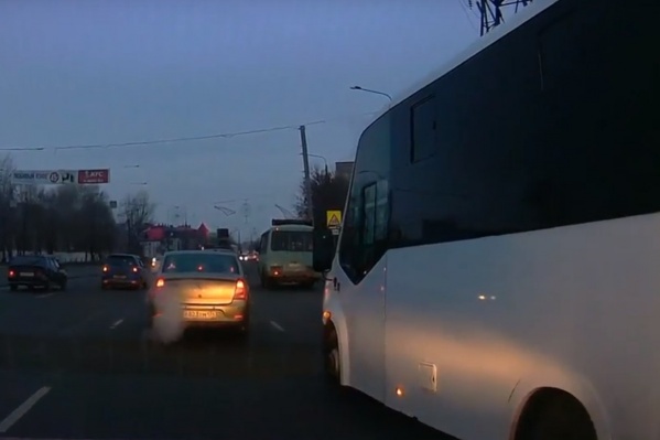 Маршрутка нахально перестраивается при относительно свободном правом ряду. Голосуйте в конце статьи: нужно ли было автору видео пропускать? Маршрутка нахально перестраивается при относительно свободном правом ряду. Голосуйте в конце статьи: нужно ли было автору видео пропускать?