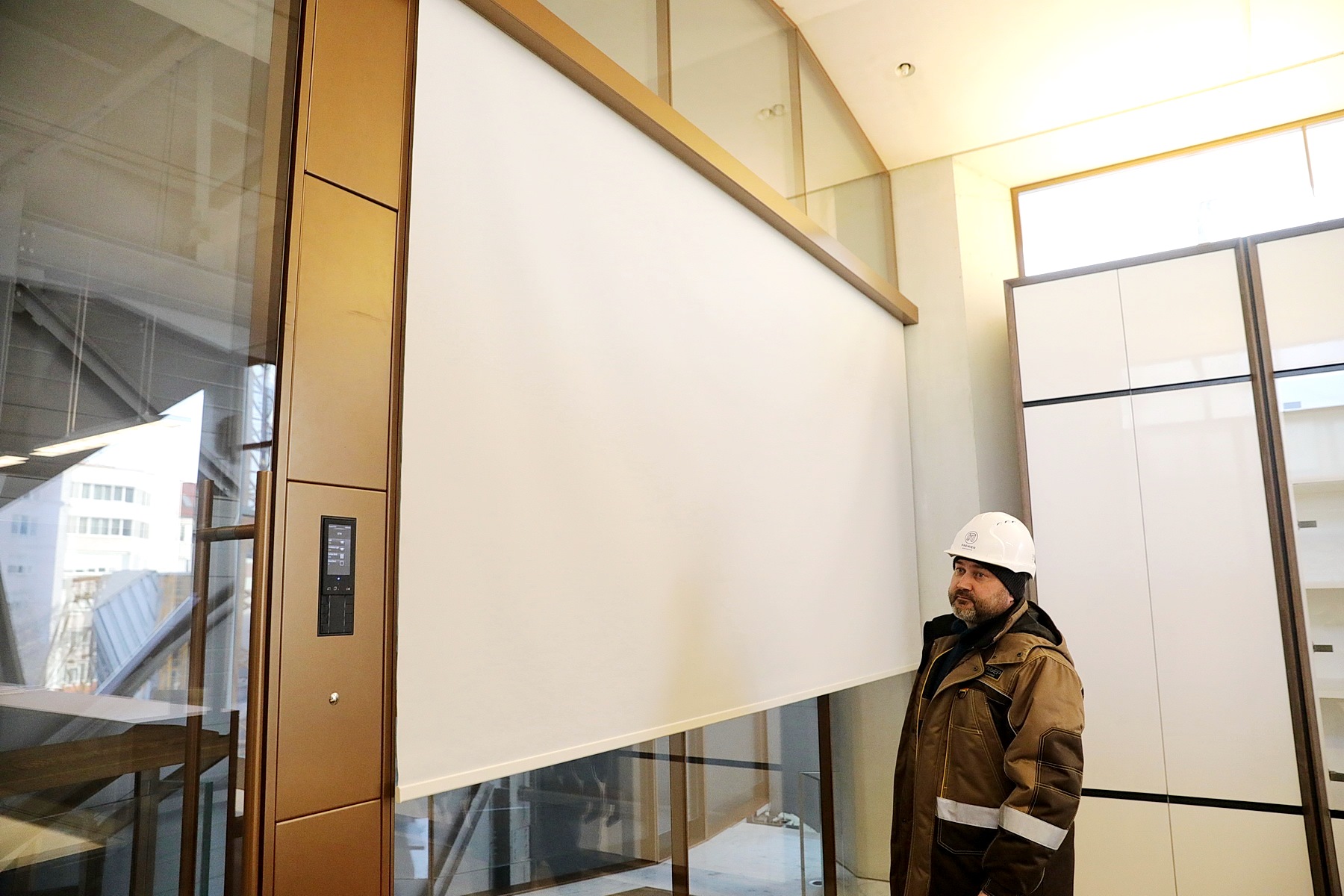 В офисе и в комнате отдыха уже установлены шторы: штора приватности, которая будет отделять офис от коридора, и солнцезащитная — вдоль окна В офисе и в комнате отдыха уже установлены шторы: штора приватности, которая будет отделять офис от коридора, и солнцезащитная — вдоль окна