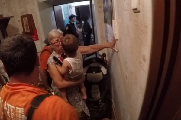 Спасатели успокоили мальчика Спасатели успокоили мальчика
