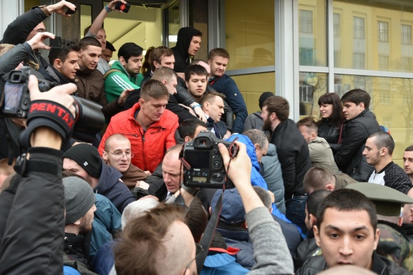 Фотографии потасовки с приезда оппозиционного политика в Волгоград взяли местные журналисты, за что поплатились рублём Фотографии потасовки с приезда оппозиционного политика в Волгоград взяли местные журналисты, за что поплатились рублём