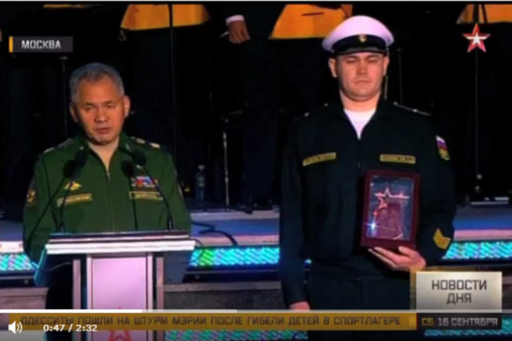Матрос-герой получил награду от министра обороны России
