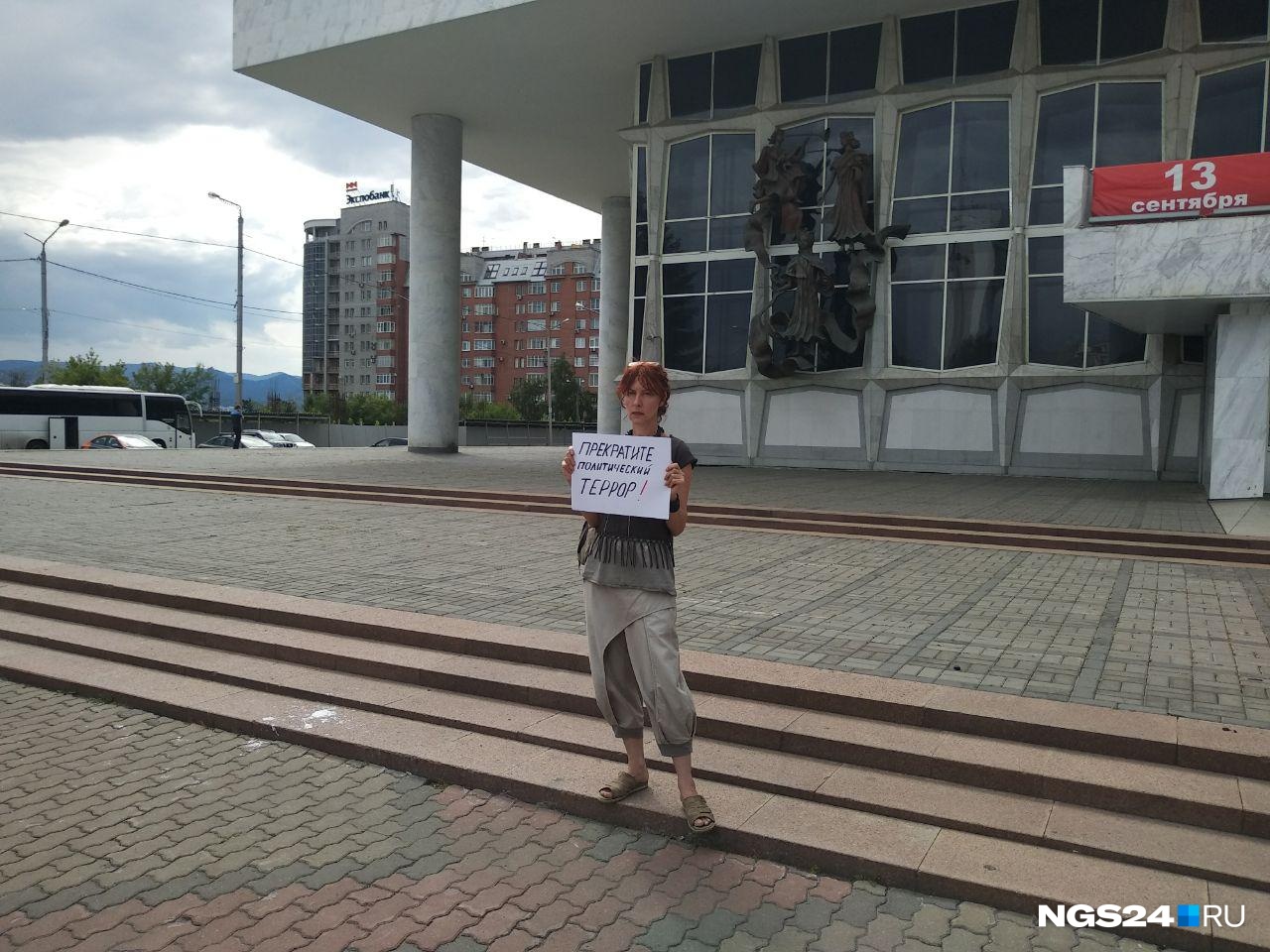 Участники пикета стояли на расстоянии 50 метров друг от друга Участники пикета стояли на расстоянии 50 метров друг от друга 