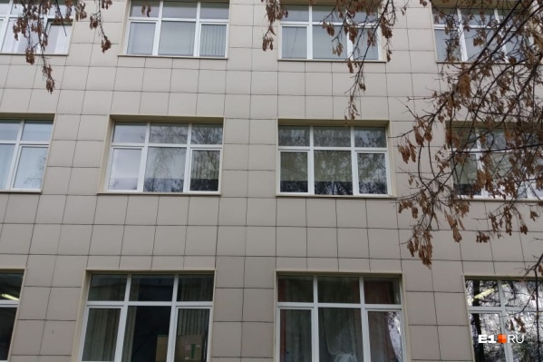По словам врачей, женщина выпрыгнула из окна неожиданно для них По словам врачей, женщина выпрыгнула из окна неожиданно для них