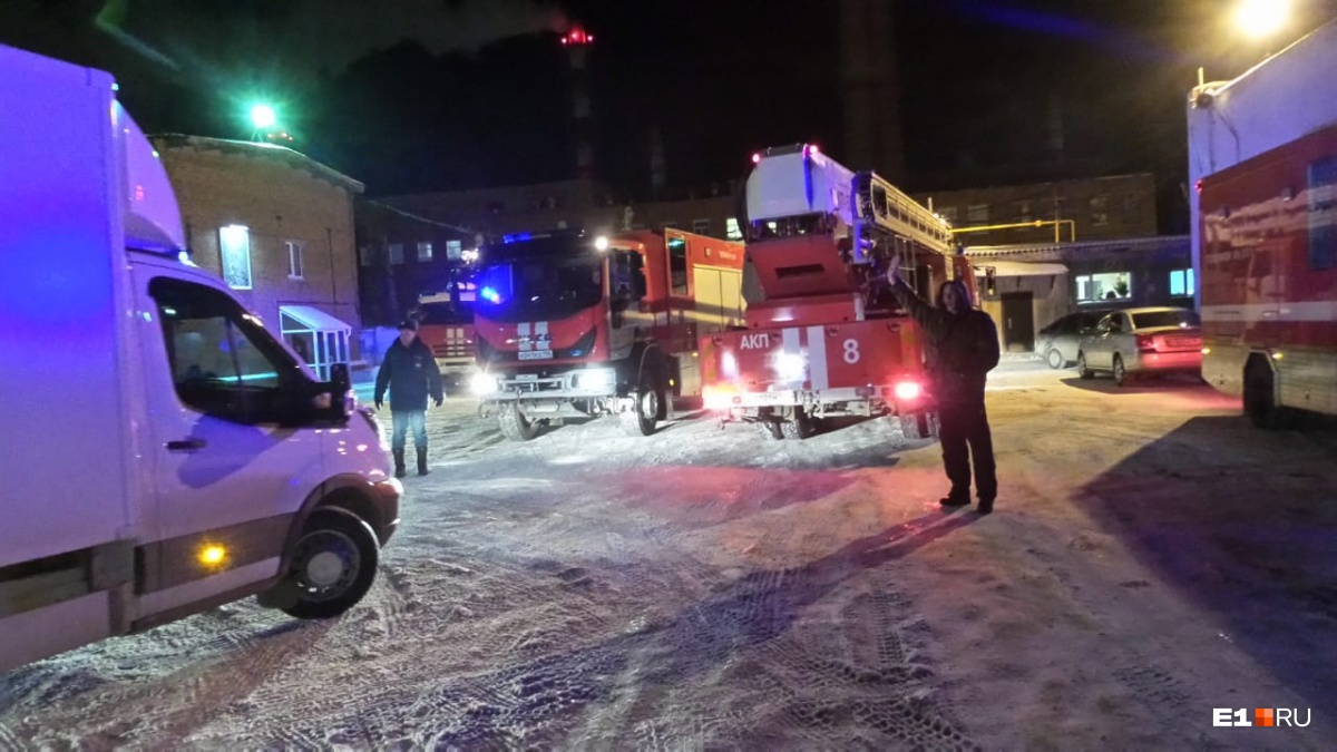 Внутри здания что-то взрывается»: в Екатеринбурге загорелся склад, площадь  пожара — 1000 кв.м | 27.01.2019 | Екатеринбург - БезФормата