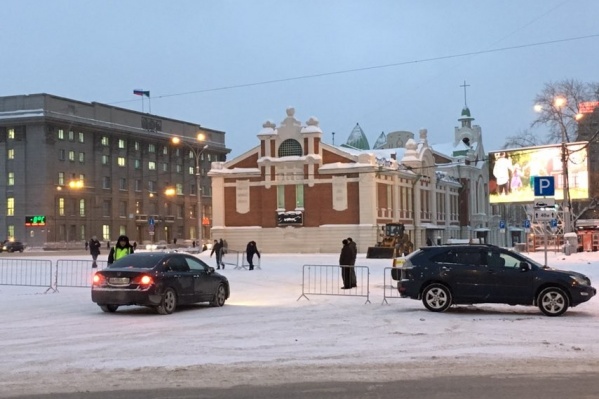 Парковку закрыли возле здания Ленина, 1 Парковку закрыли возле здания Ленина, 1