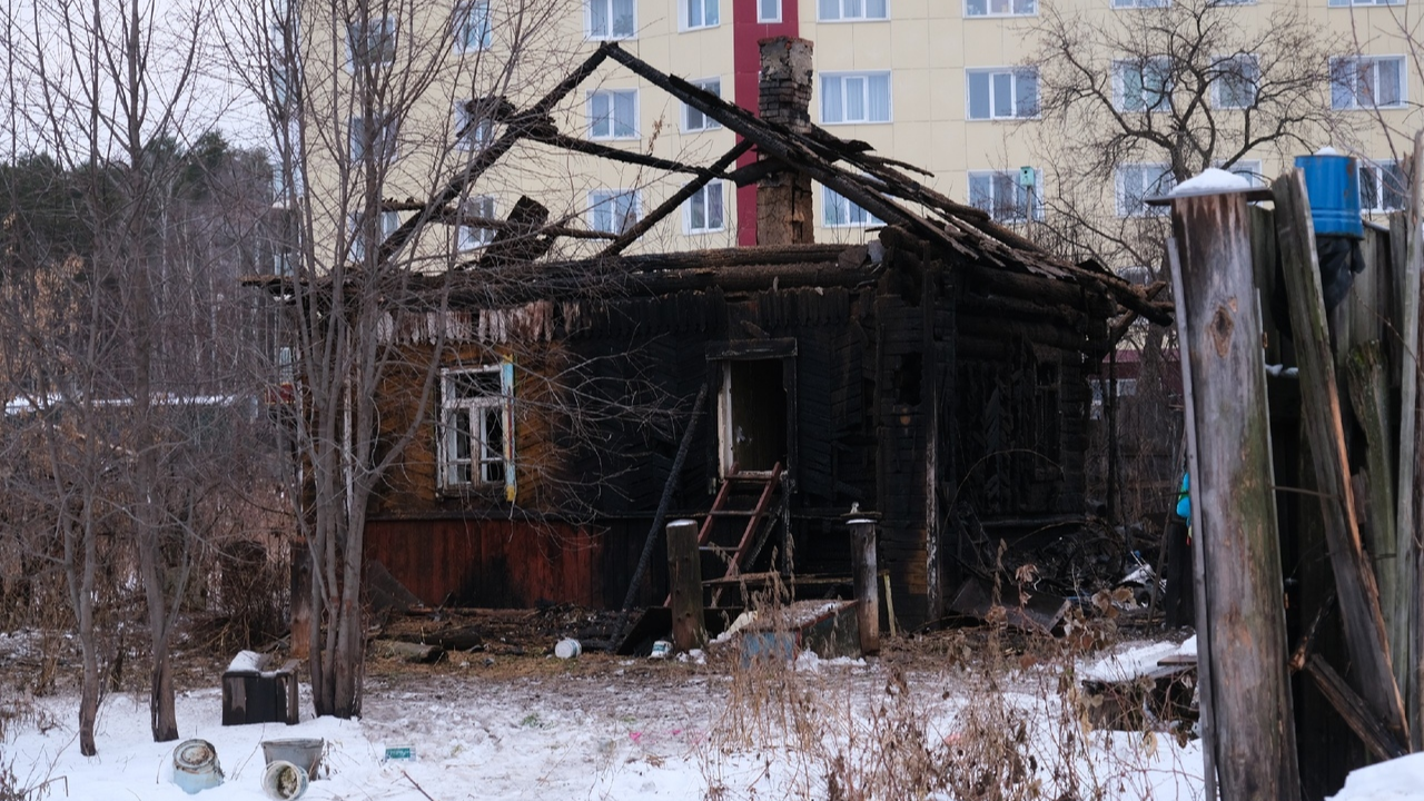 Он был последним среди новостроек. Пермяки считают, что дом на Водниках могли поджечь