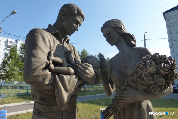 Памятник счастливой семье у роддома № 1 в Красноярске Памятник счастливой семье у роддома № 1 в Красноярске