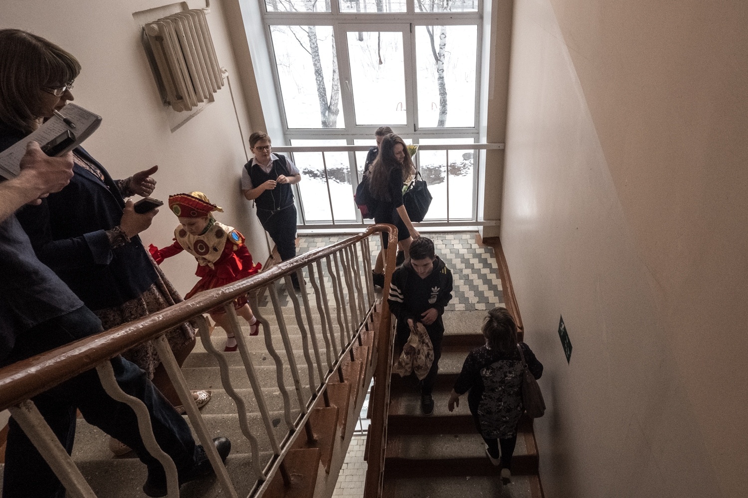 В школе открыли пожарную лестницу и запасные выходы, чтобы избежать давки и толкучки В школе открыли пожарную лестницу и запасные выходы, чтобы избежать давки и толкучки