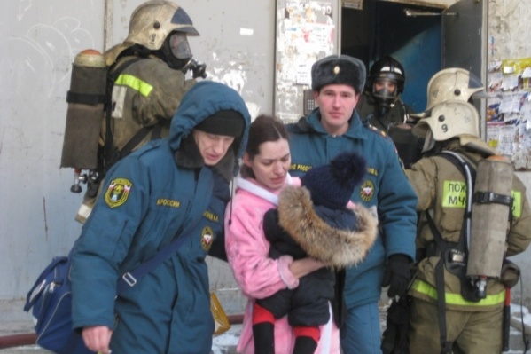 Эвакуированных людей размещали в теплом автобусе Эвакуированных людей размещали в теплом автобусе