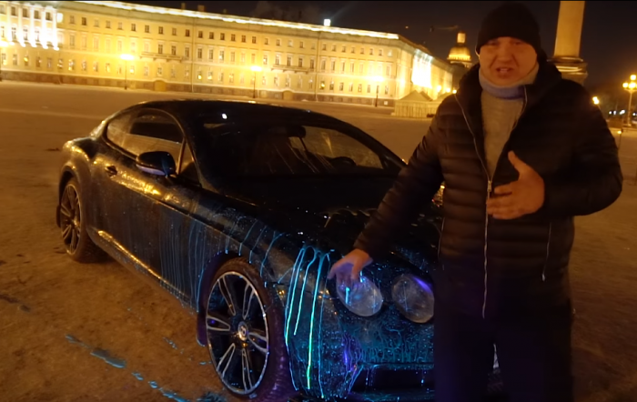 Автомобиль покрыли светящейся краской, смешанной с сахарным сиропом Автомобиль покрыли светящейся краской, смешанной с сахарным сиропом