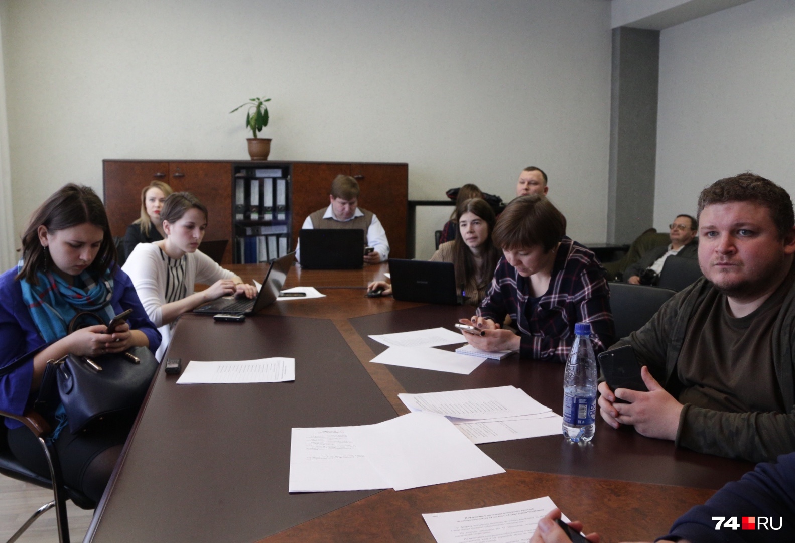В пресс-центре (справа возле стены) за выступлениями следит бывший член избиркома Челябинской области Александр Лебедев, известный своими эпатажными поступками В пресс-центре (справа возле стены) за выступлениями следит бывший член избиркома Челябинской области Александр Лебедев, известный своими эпатажными поступками