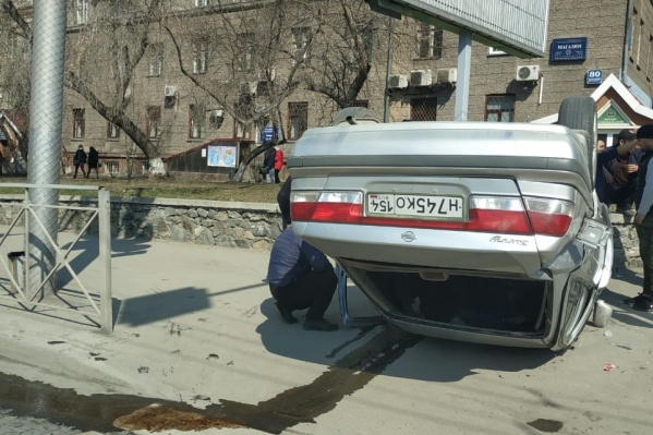 «Ниссан» вылетел на тротуар и перевернулся на крышу «Ниссан» вылетел на тротуар и перевернулся на крышу