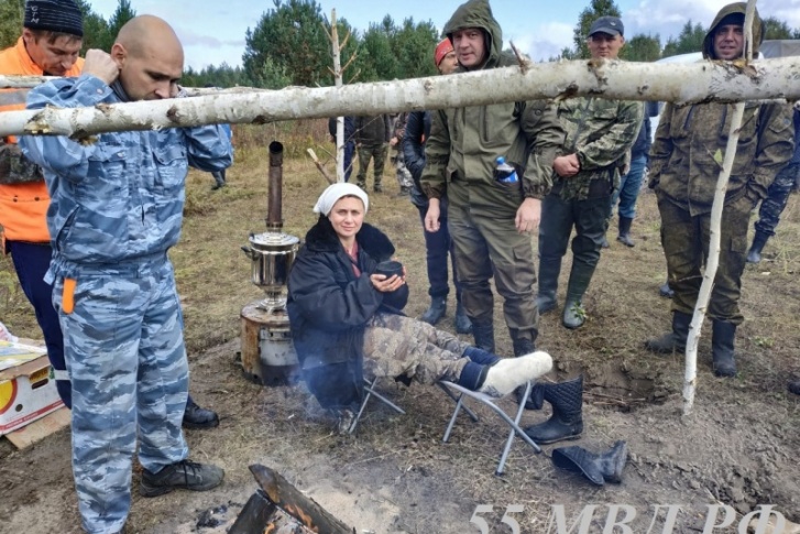 Волонтёры сразу же напоили женщину горячим чаем Волонтёры сразу же напоили женщину горячим чаем