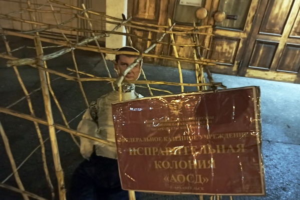 «Федеральное казенное учреждение исправительная колония "АОСД"» — сказано на табличке «Федеральное казенное учреждение исправительная колония "АОСД"» — сказано на табличке