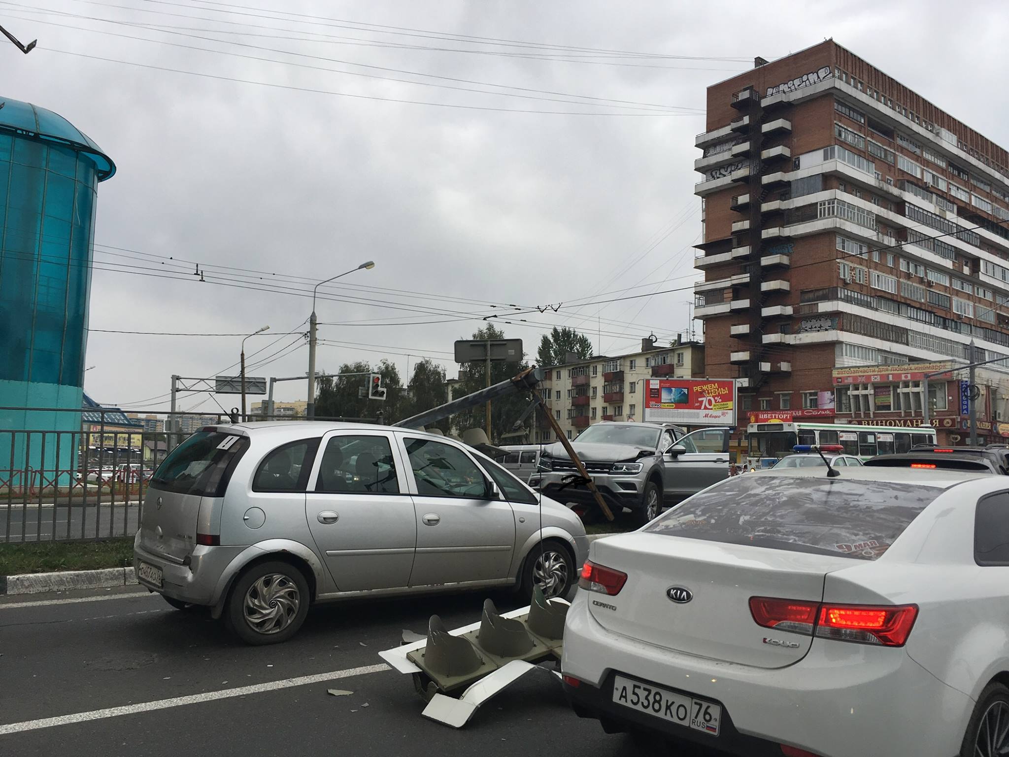 На Московском проспекте внедорожник снёс светофор: собирается большая пробка