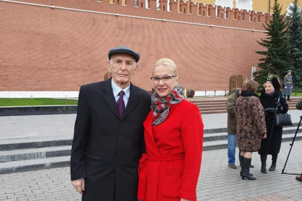 85-летний народный артист СССР зажёг для Новосибирска Вечный огонь. На фото Василий Лановой вместе с вице-мэром Новосибирска Анной Терешковой. 85-летний народный артист СССР зажёг для Новосибирска Вечный огонь. На фото Василий Лановой вместе с вице-мэром Новосибирска Анной Терешковой.