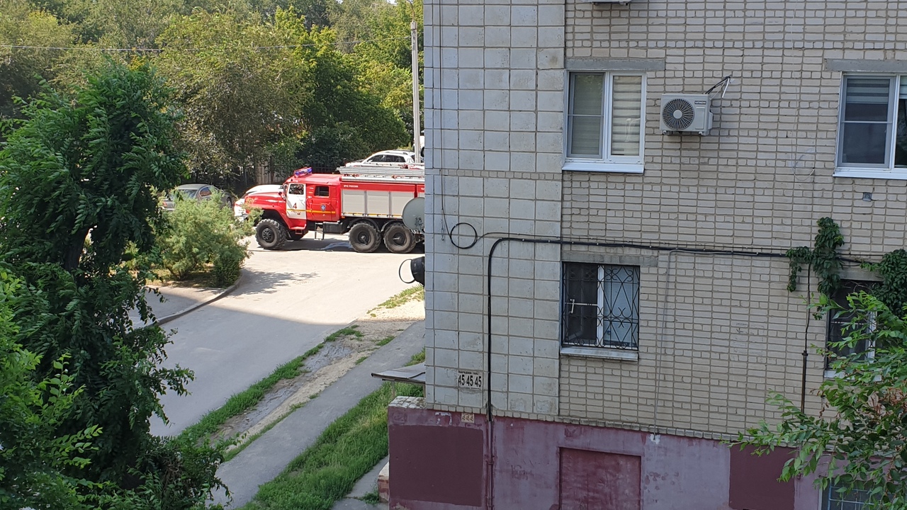 «Выскочила с детьми на улицу»: в Волгограде при пожаре пятиэтажки эвакуировали жильцов