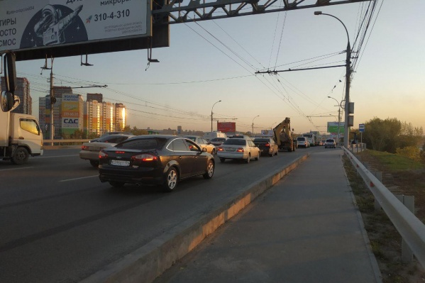 Пятничная пробка на Димитровском мосту растянулась на несколько километров Пятничная пробка на Димитровском мосту растянулась на несколько километров