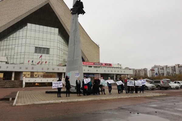 Ученики и педагоги гимназии выстроились с плакатами перед зданием СКК имени Блинова Ученики и педагоги гимназии выстроились с плакатами перед зданием СКК имени Блинова