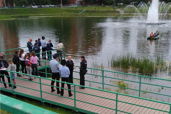 Подросток утонул в пруду Девичьи Слёзы в Ленинском районе. Его тело искали с лодки Подросток утонул в пруду Девичьи Слёзы в Ленинском районе. Его тело искали с лодки