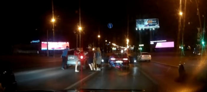 Ночную драку на Октябрьском мосту разняли две девушки (видео)