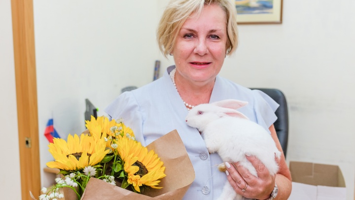 Мимими: министру образования Прикамья Раисе Кассиной подарили белого кролика и прыжок с парашютом
