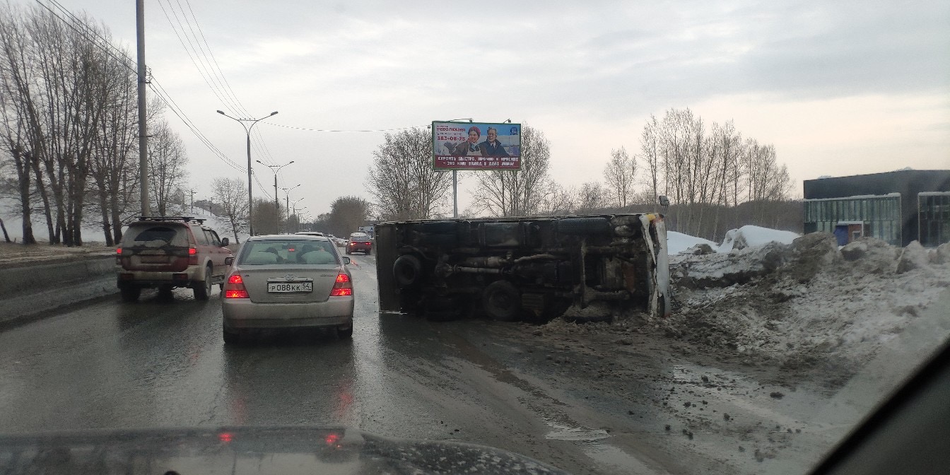 В Октябрьском районе перевернулся грузовик. Образовалась огромная пробка в сторону Академгородка