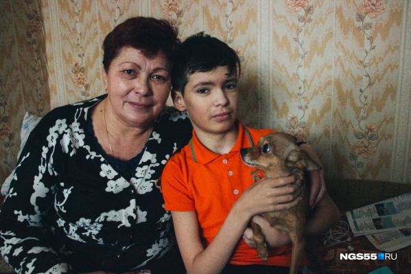 Анисья с сыном Сашей живут в старом доме уже 13 лет Анисья с сыном Сашей живут в старом доме уже 13 лет