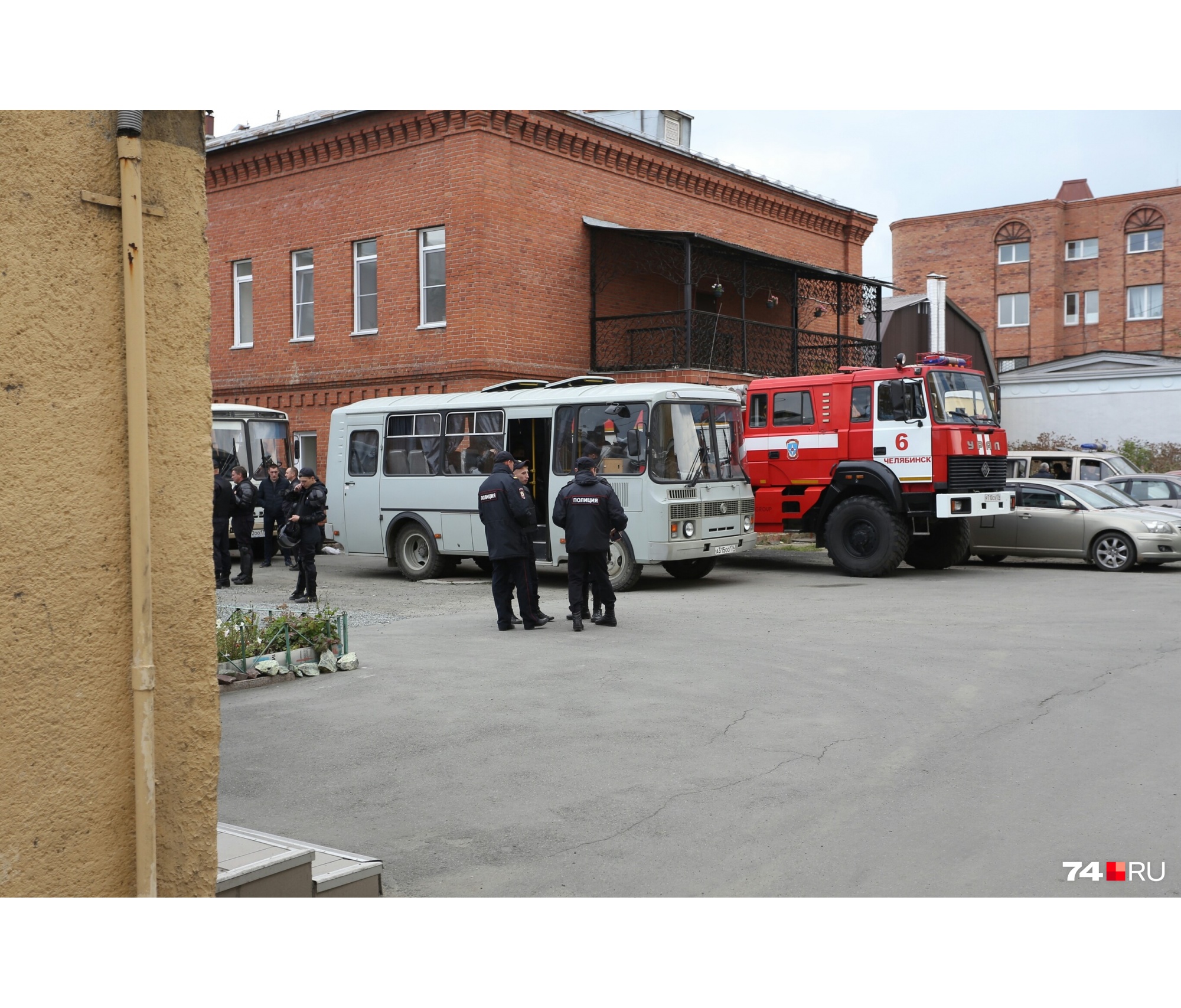 Недалеко от места проведения акции появились автозаки Недалеко от места проведения акции появились автозаки