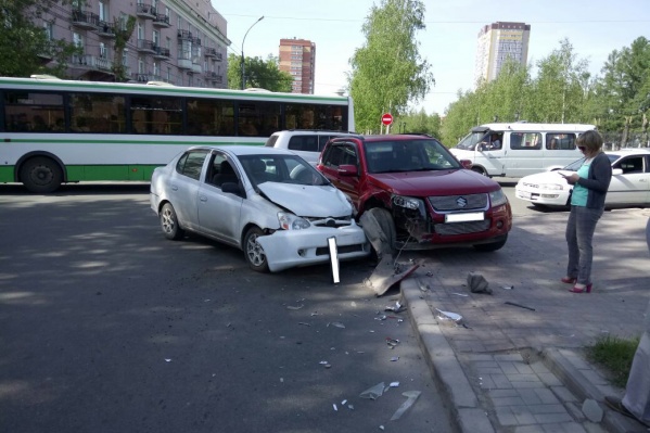 Toyota и Suzuki на тротуаре Красного проспекта Toyota и Suzuki на тротуаре Красного проспекта