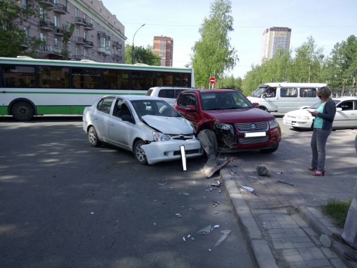 Toyota и Suzuki на тротуаре Красного проспекта Toyota и Suzuki на тротуаре Красного проспекта