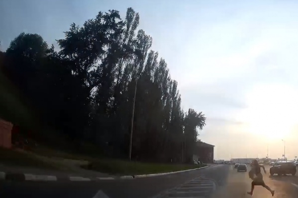 На ролике лучше видно, что девушка перебегает дорогу в последний момент На ролике лучше видно, что девушка перебегает дорогу в последний момент
