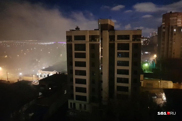 Дым от пожара покрывает весь район Дым от пожара покрывает весь район