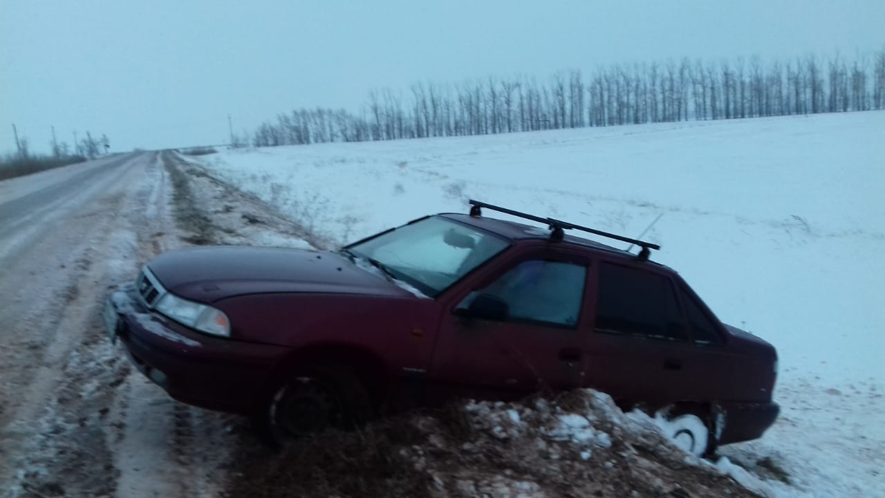 Daewoo Nexia застряла в снежном месиве на обочине Daewoo Nexia застряла в снежном месиве на обочине