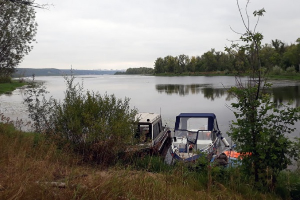 Добраться до острова можно только на катере