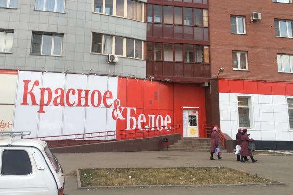 О происходившем возле этого магазина в Копейске рассказали жильцы одной из квартир над ним О происходившем возле этого магазина в Копейске рассказали жильцы одной из квартир над ним