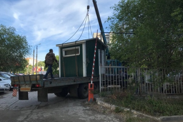 Специалисты вывезли модульный КПП со стоянки Специалисты вывезли модульный КПП со стоянки