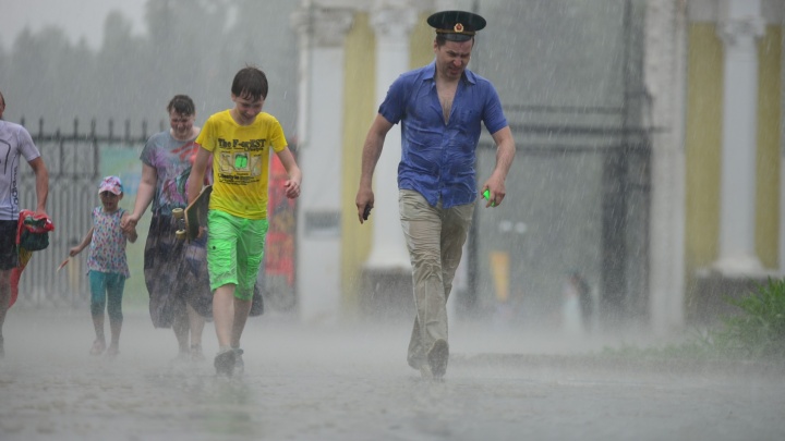 Гроза, град, сильный дождь: синоптики продлили предупреждение о непогоде в Свердловской области