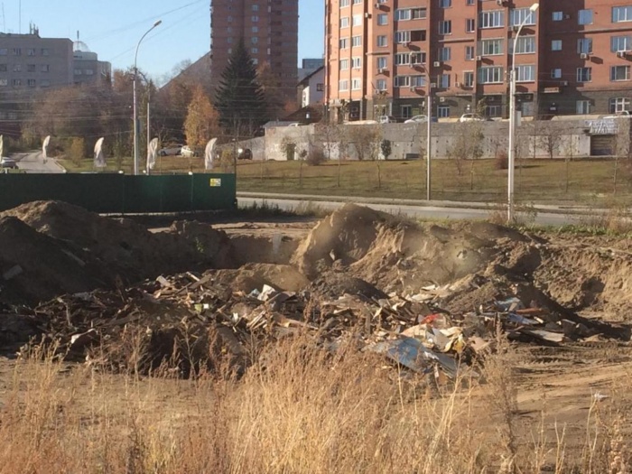 Грузовики свалили строительный мусор в нескольких метрах от Ипподромской Грузовики свалили строительный мусор в нескольких метрах от Ипподромской