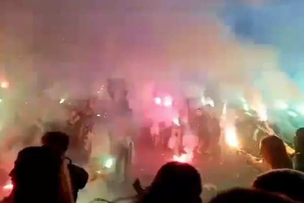 Фанаты зажгли десятки фаеров, и на это отреагировала полиция Фанаты зажгли десятки фаеров, и на это отреагировала полиция