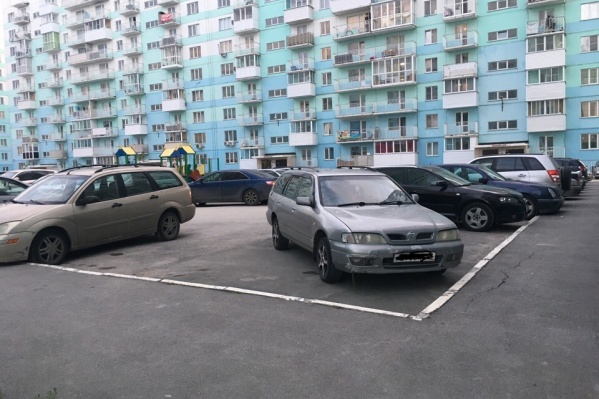 На этой парковке ночью украли аккумуляторы с восьми машин На этой парковке ночью украли аккумуляторы с восьми машин