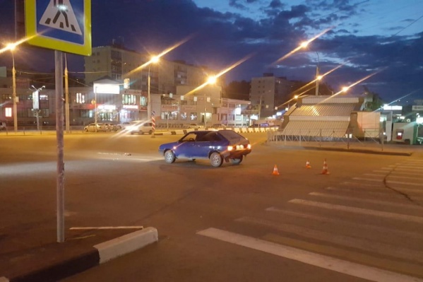 Пешеход попал под машину при попытке перейти дорогу Пешеход попал под машину при попытке перейти дорогу