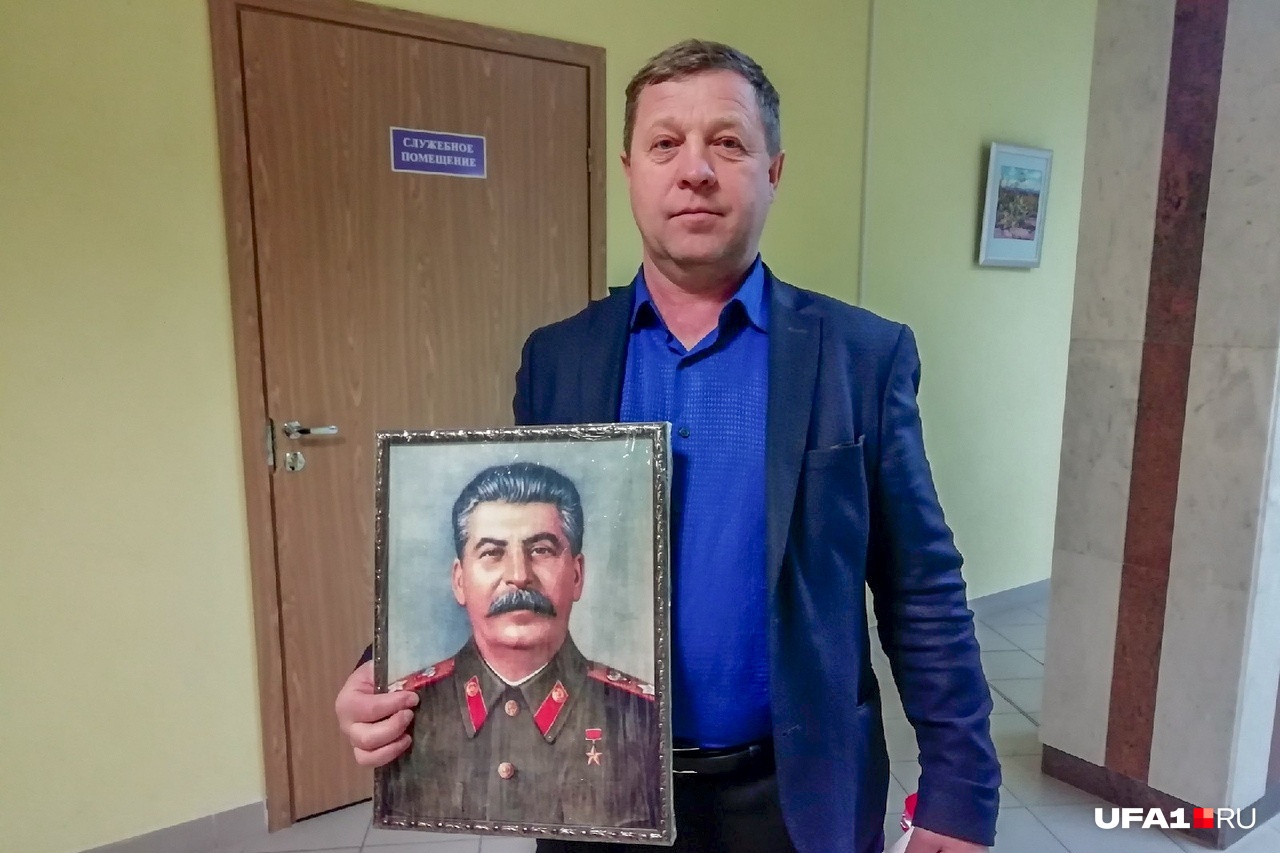 Николай, возглавляющий одно из предприятий Уфы, повесит потрет Сталина в кабинете