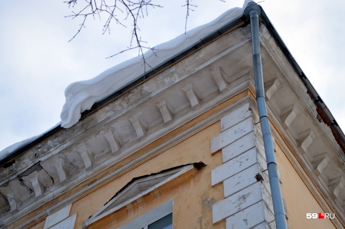 В Перми двое рабочих упали с крыши во время чистки снега