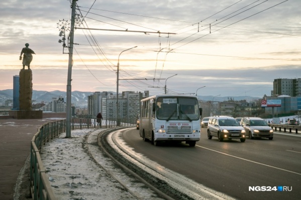 Сейчас выделенками могут пользоваться только общественный транспорт и таксисты Сейчас выделенками могут пользоваться только общественный транспорт и таксисты