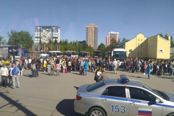 Группы детей собираются в летние лагеря Группы детей собираются в летние лагеря