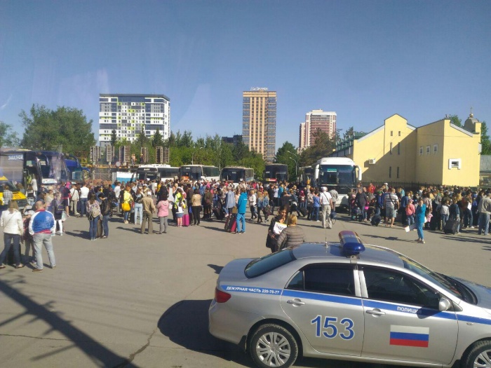 Группы детей собираются в летние лагеря Группы детей собираются в летние лагеря