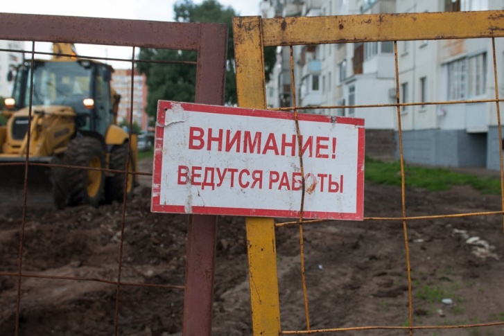 Коммунальщики устранили утечку Коммунальщики устранили утечку