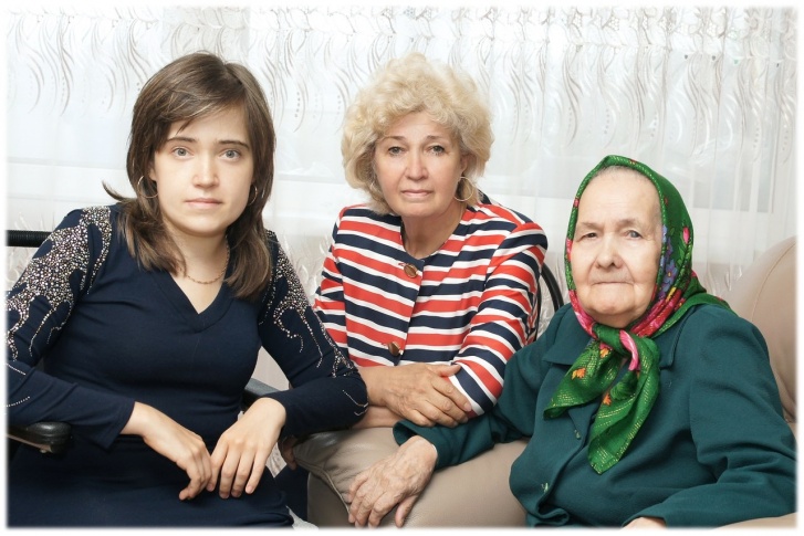 85-летняя Хамдуня Бадеговна (крайняя справа) попала в больницу с переломом