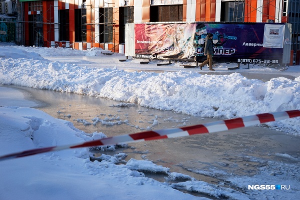 Место повреждения огородили лентой Место повреждения огородили лентой